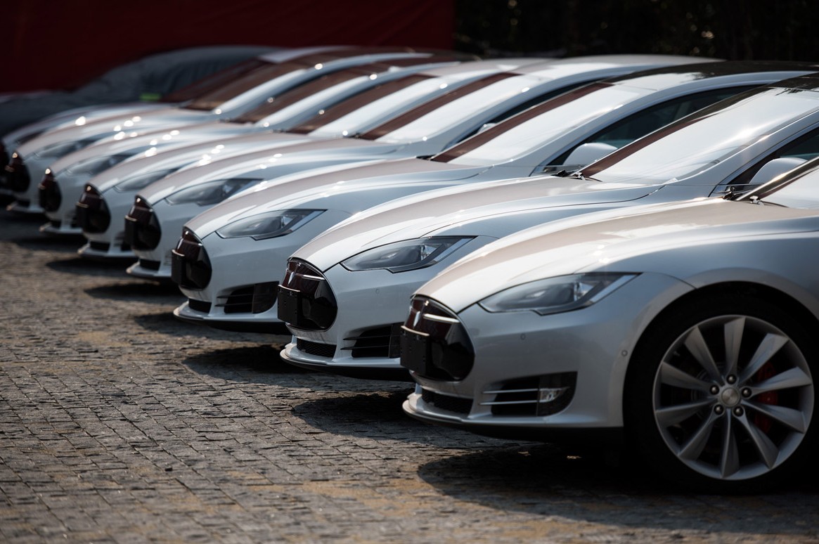 Tesla edging closer to driverless cars