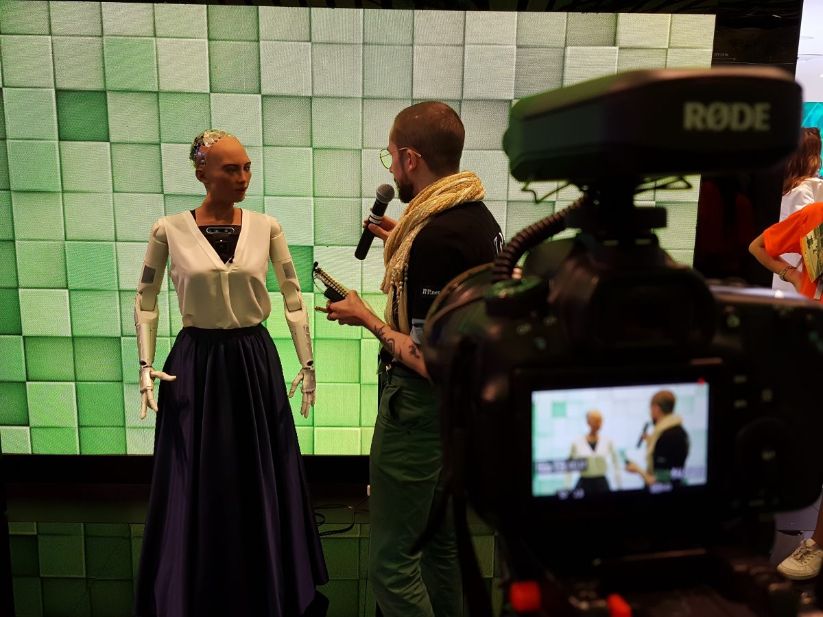 VIDEO: CommsMEA interviews Sophia the robot