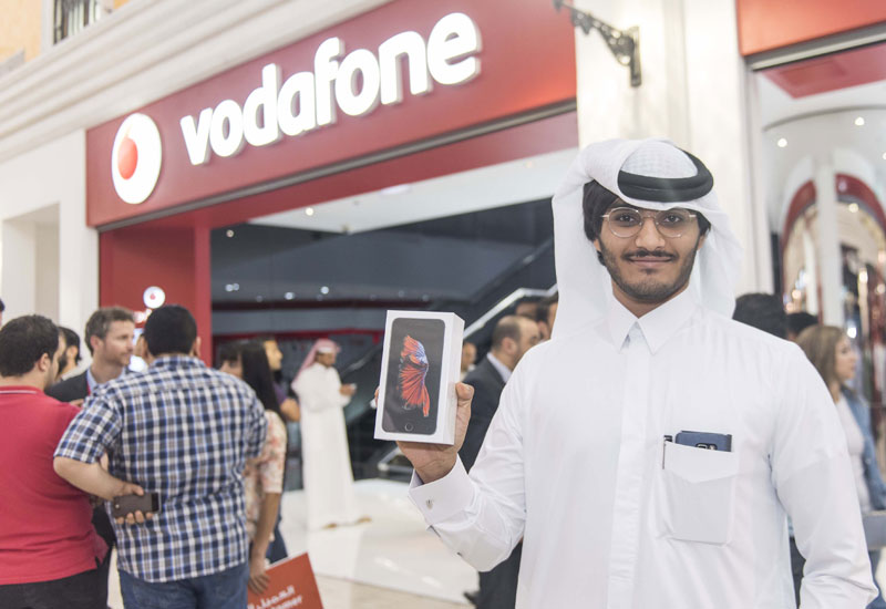 The Big Picture: First iPhone 6S buyer in Qatar