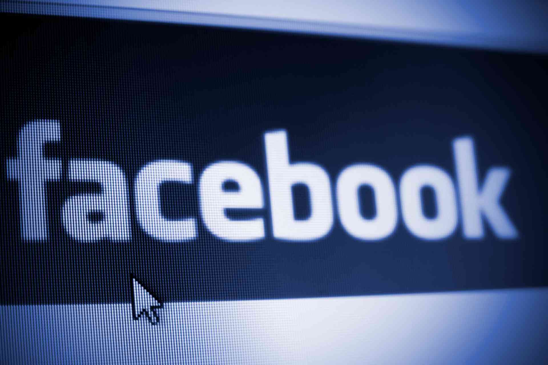 Fake verified Facebook pages luring users into clicking malicious links